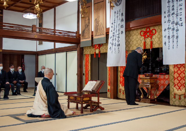 10月1日(金)午前11時より萬壽寺(大分市金池町)で第42回眼鏡供養を行いました。 今年も新型コロナウィルス感染拡大防止のため規模を縮小し、役職員代表10名のみの参加で行いました。 昨年10月より本年9月末までの間に各店で処分を依頼されたメガネ1,634本を仏前に供え、佐々木道一住職はじめ8名の僧侶による読経のなか、お客様の視力補完という大切な役目を終えたメガネに、感謝の気持ちを込め焼香し供養を終えました。 「第42回眼鏡供養」を行いました。